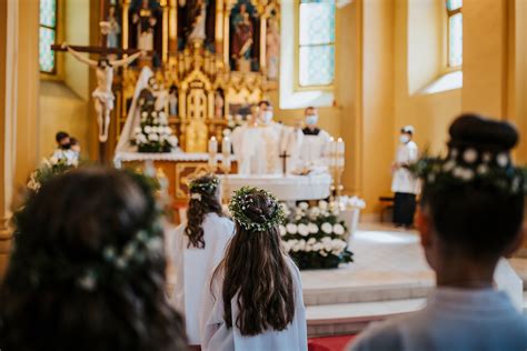 Dieťa prijímajúce Eucharistiu počas prvého svätého prijímania