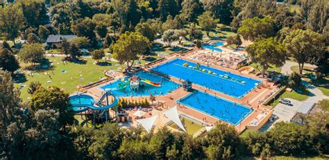 Letecký záber na termálne kúpalisko Podhájska a okolitú infraštruktúru