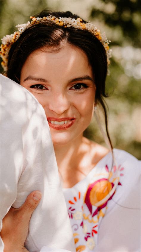 Tematické foto: svadba v ľudovom štýle, moderný pár v tradičnom prostredí