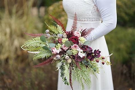 Kompozícia: svadobná kytica v ľudovom štýle a dekorácie stola