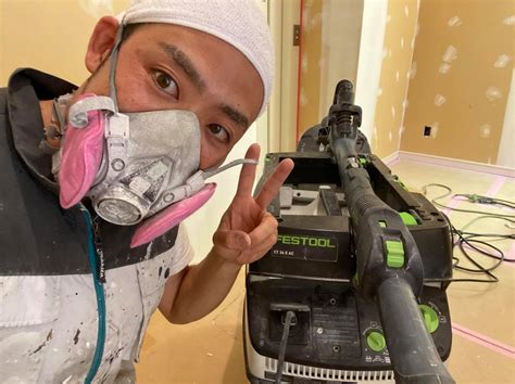 Detailný pohľad na klik-mechanizmus koľajníc a napájací priestor na batérie