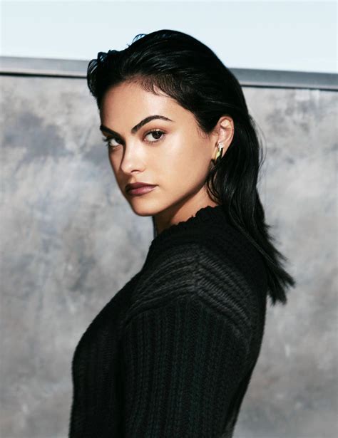 Camila Mendes v dvojdielnom komplete Versace