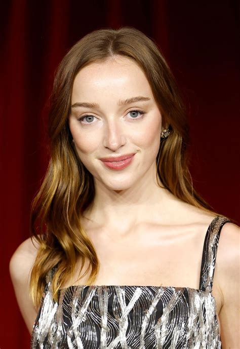 Phoebe Dynevor v žiarivom fuksiovom obleku