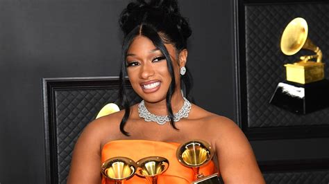 Megan Thee Stallion v trblietavých šatách s asymetrickými detailmi