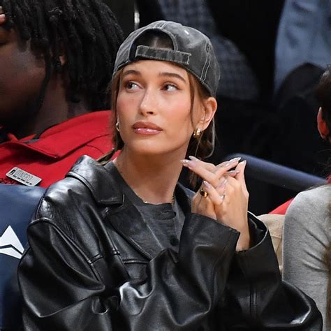 Hailey Bieber v sieťovaných šatách s vysokým golierom a blokovými panelmi