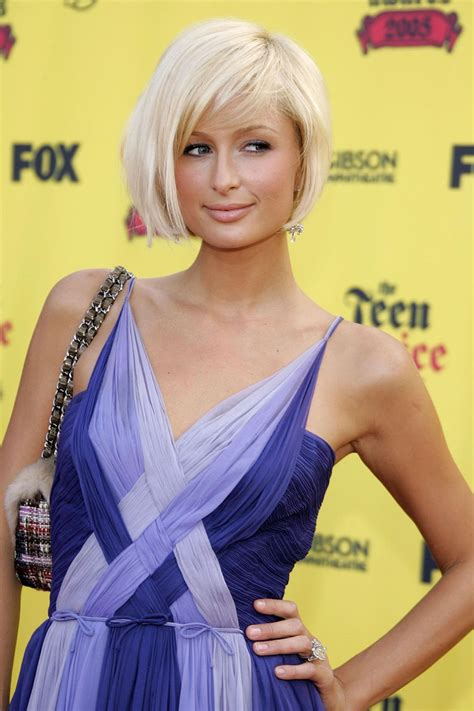 Ilustrácia glamour outfitu v štýle Paris Hilton so zlatými minišatami