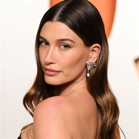 Hailey Bieber v zamatovom overale s trblietavými náušnicami