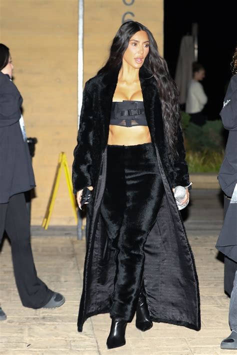 Kim Kardashian v priliehavých zamatových maxi šatách a Matrix okuliaroch