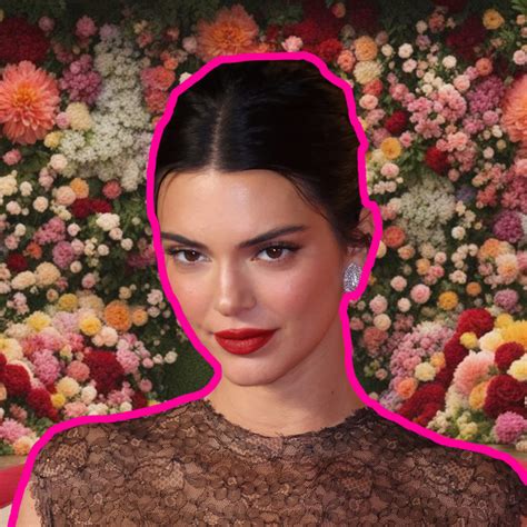 Kendall Jenner v červených flitrovaných minišatách s vlečkou