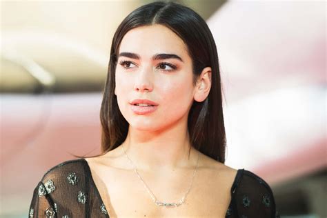 Dua Lipa v kontrastnej lamé kombinácii s kanárikovo žltou kabelkou