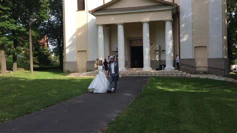 Záber z romantického svadobného obradu Jána Ďurovčíka a Barbory Hlinkovej v prostredí Halíčskeho kaštieľa
