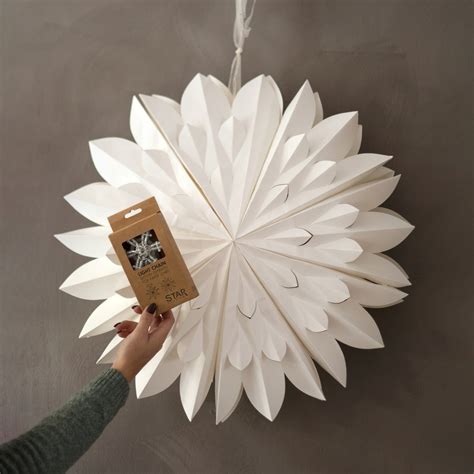 Ilustrácia rôznych typov vianočných dekorácií na okná: svetelné reťaze, papierové hviezdy, vence.