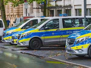 Ilustračné foto rodiny s bábätkom a kňazom