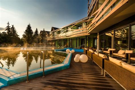 Informačná grafika zobrazujúca rôzne typy pobytov na Slovensku - wellness, hory, voda a rodinné rezorty