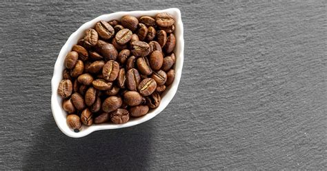 fotografia luxusných kávových zŕn a ručne robených čokoládových bonbónov