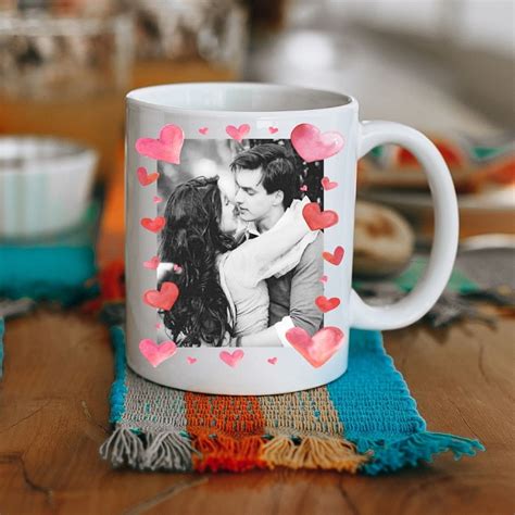 sada rôznych personalizovaných darčekov - hrnček s fotkou, gravírovaný prívesok, vlastný kalendár