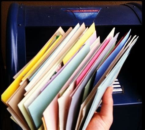 detail fotografie ručne písaných povzbudzujúcich odkazov na farebných lístkoch