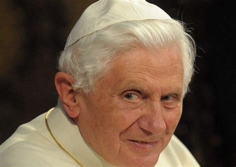 Pápež Benedikt XVI. navštevuje obete zemetrasenia v stanových táboroch v Abruzze