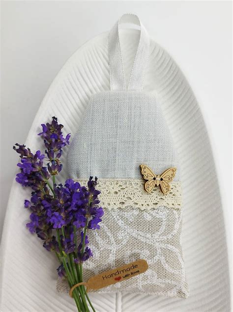 Ukážka svietnika zdobeného sušenou levanduľou a čipkou.