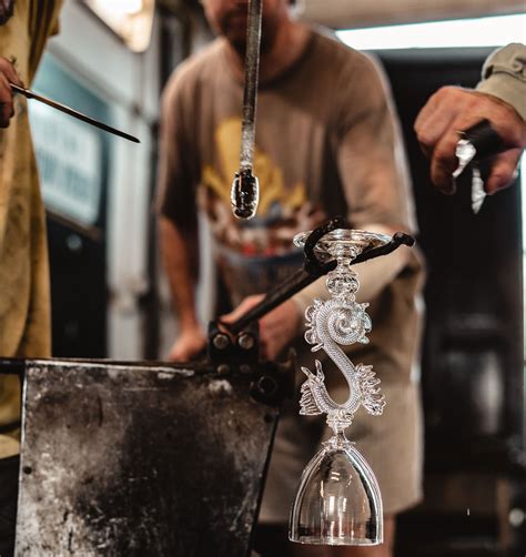 Ukážka rôznych štádií výroby svietnika technikou Mercury Glass.