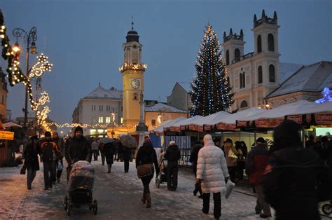 Vianočné trhy v Banskej Bystrici plné ľudí, svetielok a stánkov