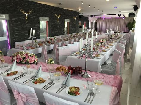 Svadobná hostina vo vnútorných priestoroch kaštieľa