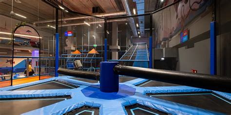 Interiér zábavného centra s VR zónami