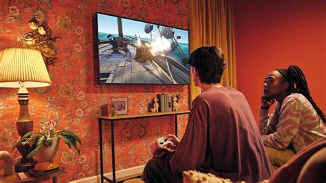 Rodina sledujúca film na televízore Panasonic v obývačke