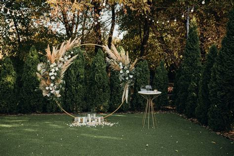 Vstupná brána ozdobená kvetinovým oblúkom a látkovými závesmi