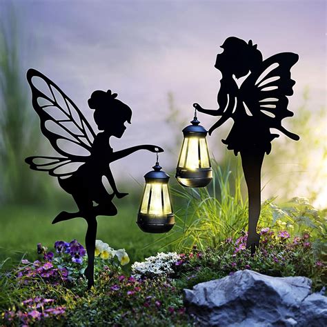 Vchod s lampášmi a kvetinovými dekoráciami