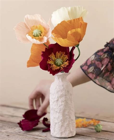 DIY krepové papierové kvety v rôznych farbách a tvaroch