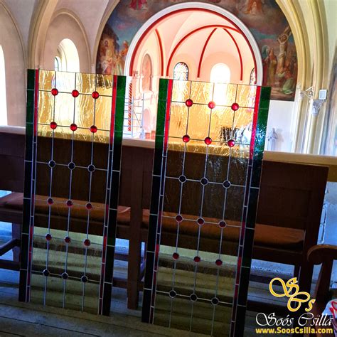 Tematické foto: Interiér kostola počas bohoslužby, so svetlom prenikajúcim cez vitráže.