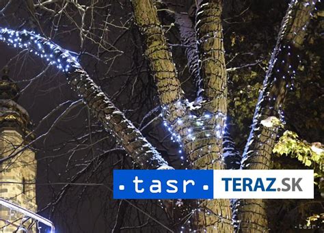 Fotografia exteriéru domu s vianočným osvetlením a dekoráciami