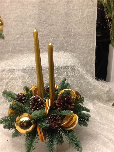 Ilustračná fotografia vianočného svietnika v okne s jemným svetlom.