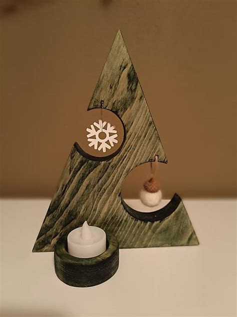 Koláž rôznych vianočných svietnikov: kovový s kolotočom, drevený stromček a plastový v drevenom vzhľade.