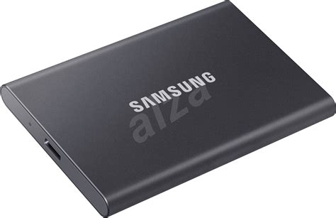 fotografia štýlových IT doplnkov v kabelke (myš, externý disk, elegantný USB kľúč)