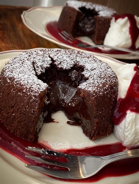 Lava cake s tekutým stredom, zdobený malinami