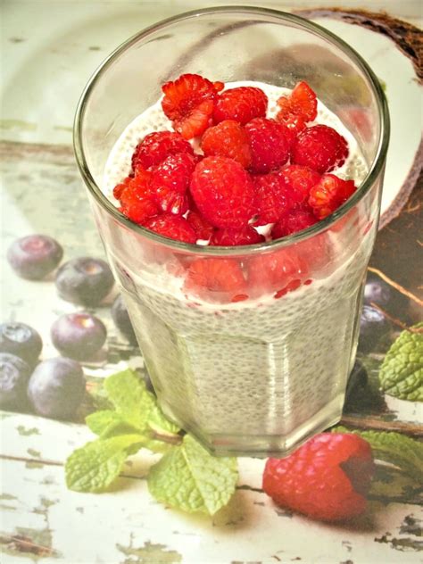 Chia puding vo vrstvách s malinami a pistáciami v pohári