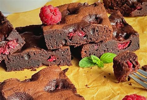 Malinové brownies s pekanovými orechmi a malinami