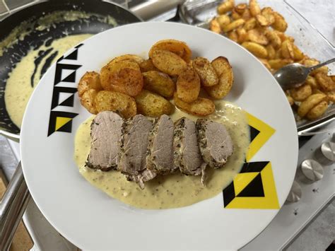Servírovaný tuniak s omáčkou a zemiakmi