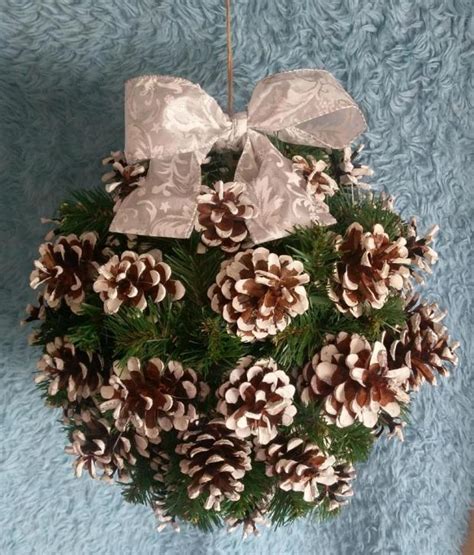 Vianočné ozdoby zo šišiek s bielym snehovým efektom