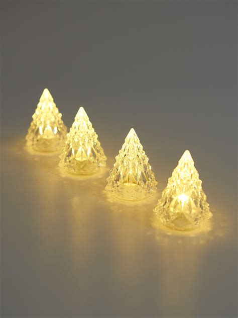 Vianočné ozdoby v tvare stromčekov z penovej gumy na štipcoch