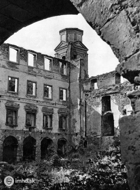 Fotografia interiéru kaštieľa Zichyho v Divíne pred rekonštrukciou