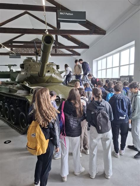 Archívna fotografia zachytávajúca vstup sovietskych tankov do ulíc československých miest