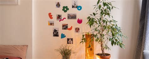 Koláž historických plagátov a nápisov z augusta 1968 ako symbolu spontánneho odporu