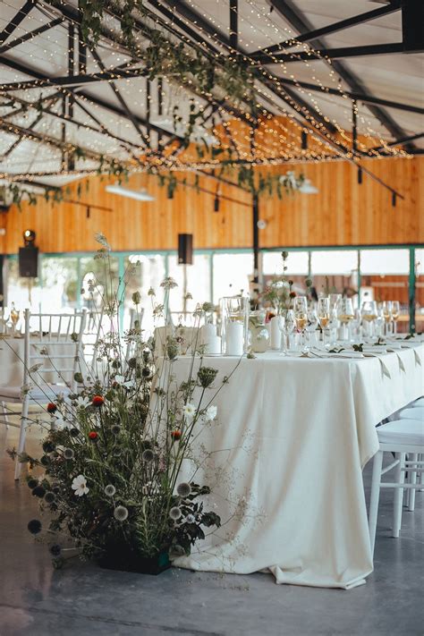 Detail osvetlenej svadobnej tabule večer