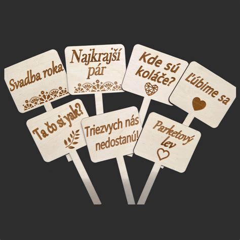 Svadobné tabule ako rekvizity s vtipnými nápismi