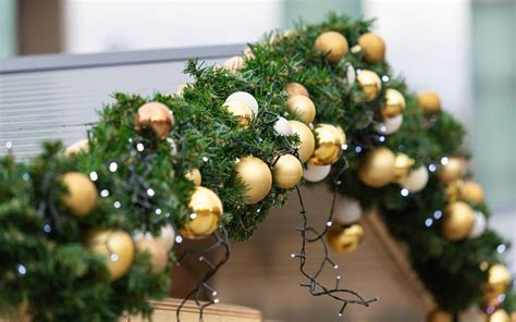 ilustračné foto vianočnej výzdoby okna