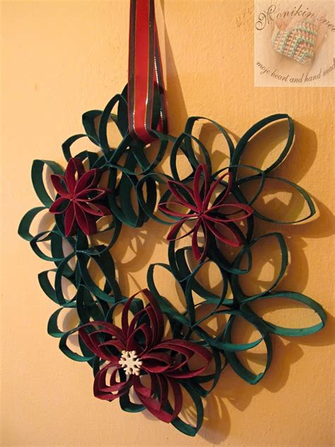 Začiatok pletenia vianočného stromčeka z papierových roliek okolo kužeľa.