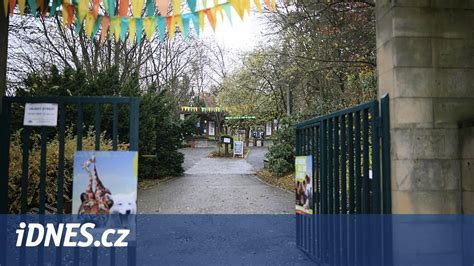Vstup do areálu Tekovskej kúrie s mostom cez potôčik